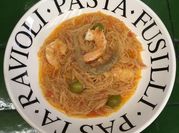 Una foto de pastas con camarones