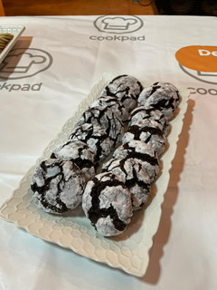 Una foto de Galletas craqueladas de chocolate con un toque de naranja