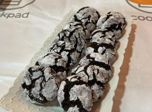 Una foto de Galletas craqueladas de chocolate con un toque de naranja