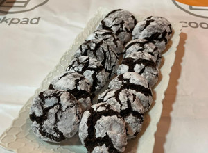Una foto de Galletas craqueladas de chocolate con un toque de naranja