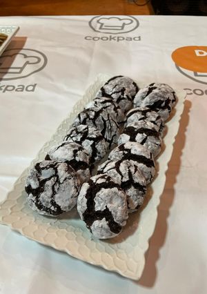 Una foto de Galletas craqueladas de chocolate con un toque de naranja