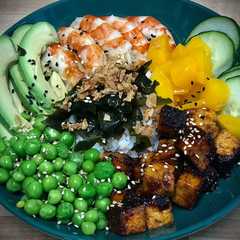 Una foto de Poke de langostinos, tofu, guisantes y melocotón