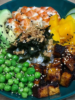 Una foto de Poke de langostinos, tofu, guisantes y melocotón