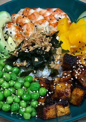 Una foto de Poke de langostinos, tofu, guisantes y melocotón