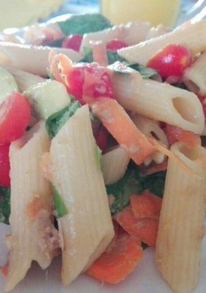 Una foto de Ensalada de atún, verduras y pastas