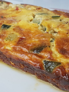 Una foto de Pastel de calabacín con jamón serrano y queso