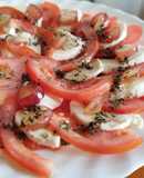Ensalada caprese sencilla con uva roja