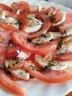 Una foto de Ensalada caprese sencilla con uva roja