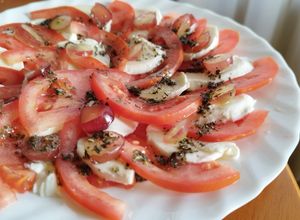 Foto principal de Ensalada caprese sencilla con uva roja