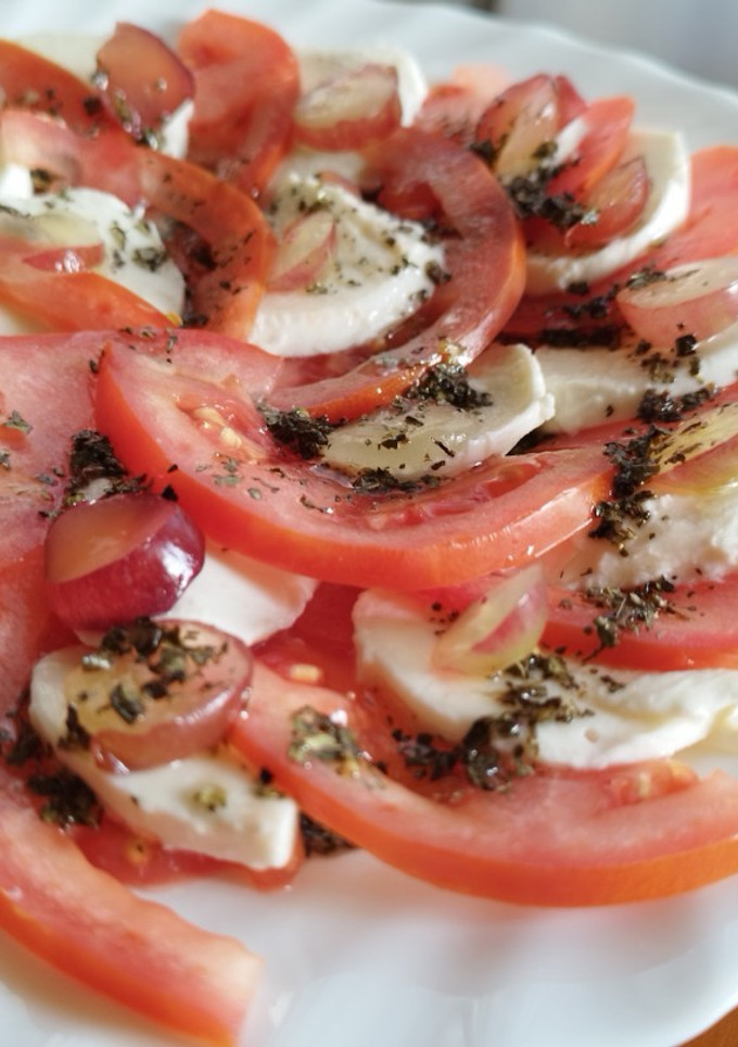 Una foto de Ensalada caprese sencilla con uva roja