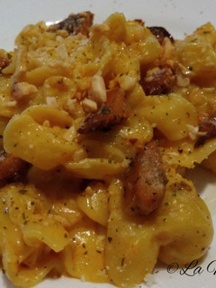 Una foto de Pasta con salsa de queso y níscalos
