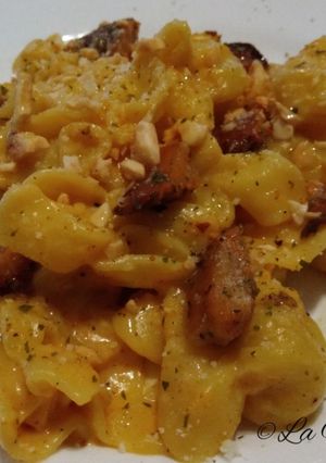 Una foto de Pasta con salsa de queso y níscalos