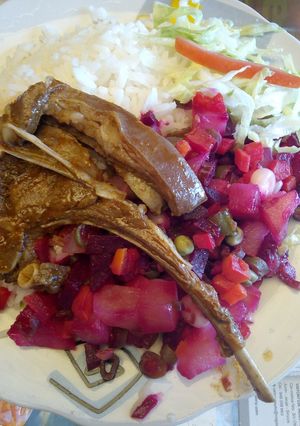 Una foto de Ensalada rusa con cordero ala olla