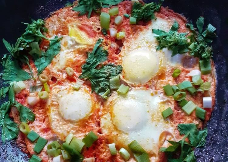 Shakshuka (North African Pouch Eggs)