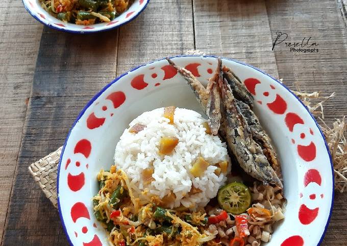 Resep: Nasi Sela Sambal Bongkot dan Urap Bumbu Genep Yang Sederhana