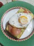 Crostone con Crema di Avocado, Salmone Affumicato e Uova al Tegamino