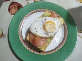 Crostone con Crema di Avocado, Salmone Affumicato e Uova al Tegamino