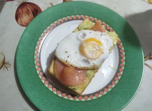 Foto di Crostone con Crema di Avocado, Salmone Affumicato e Uova al Tegamino