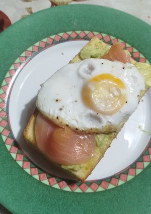 Foto di Crostone con Crema di Avocado, Salmone Affumicato e Uova al Tegamino