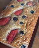 Budín de frutillas y arándanos