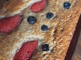 Budín de frutillas y arándanos