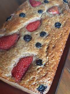 Una foto de Budín de frutillas y arándanos