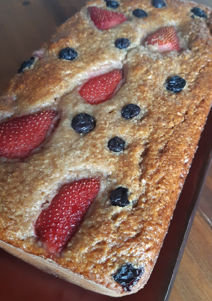 Una foto de Budín de frutillas y arándanos