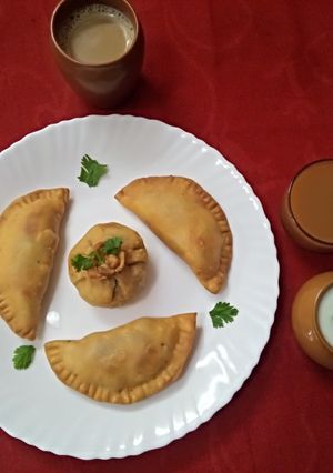A picture of Aloo anardana gujiya.