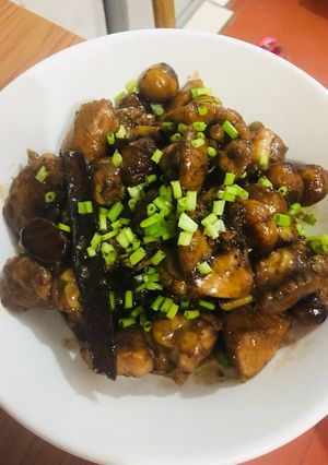 Hình của món Gà om hạt dẻ.