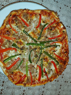 Una foto de Pizza de atún😋😊