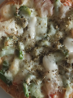 மயோனீஸ் வெஜ் பீட்ஸா (Myonnaise veg pizza recipe in tamil) செய்முறை முக்கிய புகைப்படம்