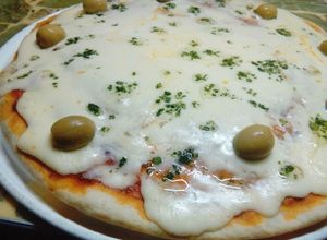 Una foto de Pizza casera con harina Pureza con levadura