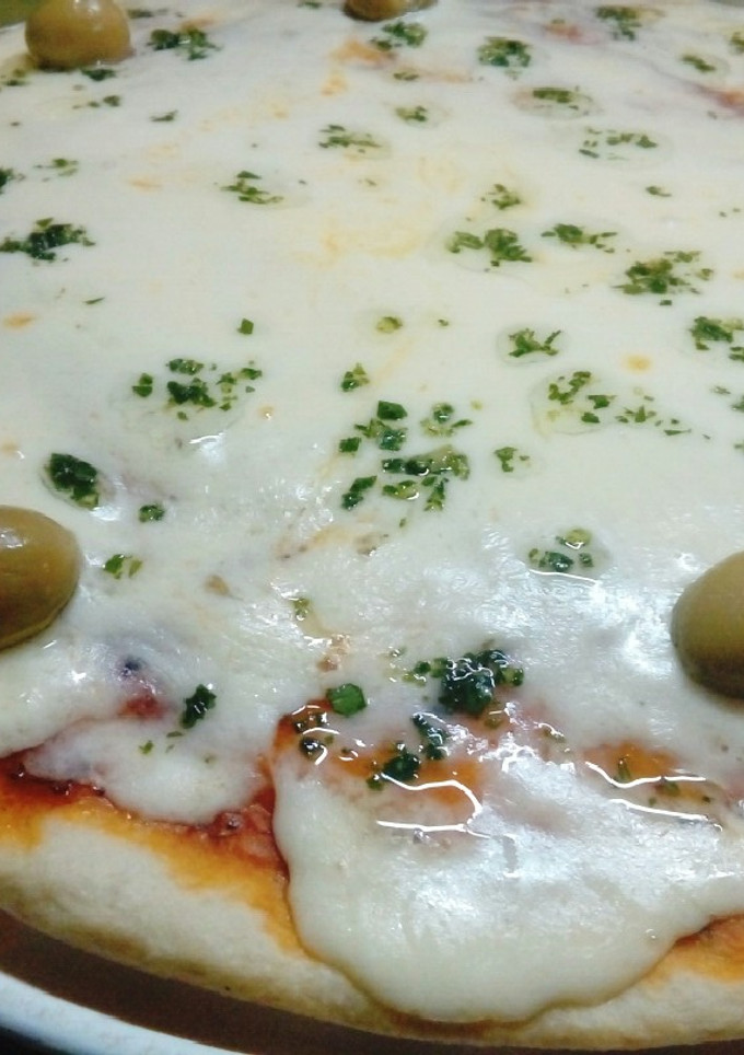 Una foto de Pizza casera con harina Pureza con levadura