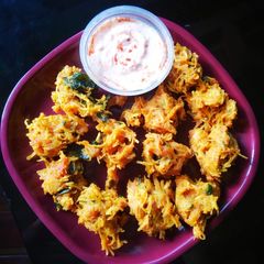 A picture of Potato laccha pakoda with dahi chilli chutney.