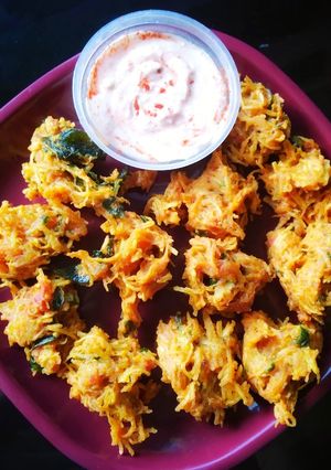 A picture of Potato laccha pakoda with dahi chilli chutney.
