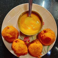 A picture of Batata Vada/ Aloo Bonda.