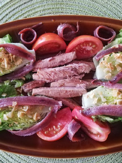 Una foto de Ensalada de cogollos con ajitos, melva y anchoas 🥗