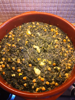 Una foto de Espinacas, garbanzos y bacalao