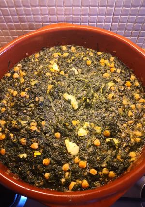 Una foto de Espinacas, garbanzos y bacalao
