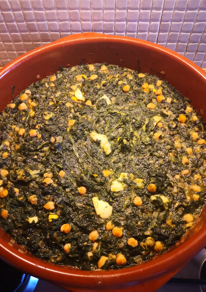 Una foto de Espinacas, garbanzos y bacalao