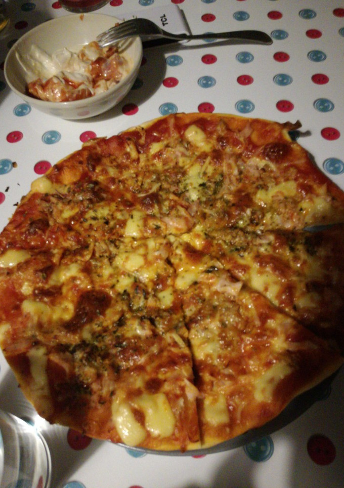 Una foto de Pizza con queso gouda! Mm