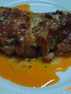 Una foto de Delicia de pollo, sobrasada Mallorquina, queso y miel de flores al vino de Rueda