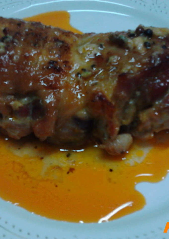 Una foto de Delicia de pollo, sobrasada Mallorquina, queso y miel de flores al vino de Rueda