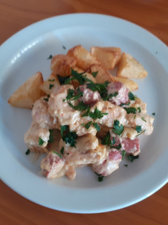 Una foto de Pechuga de pollo, salchichas de queso con salsa de queso picante