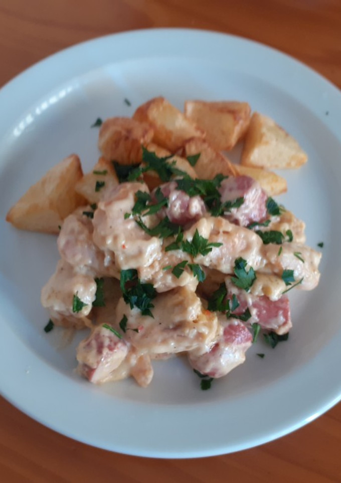 Una foto de Pechuga de pollo, salchichas de queso con salsa de queso picante