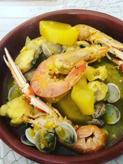 Una foto de Cazuela de rape con cigalas y gamba