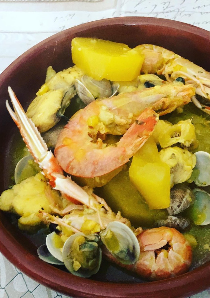 Una foto de Cazuela de rape con cigalas y gamba