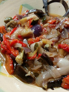 Una foto de Ensalada de verduras asadas (Escalivada)