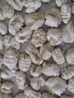 Una foto de Ñoquis de papa y albahaca