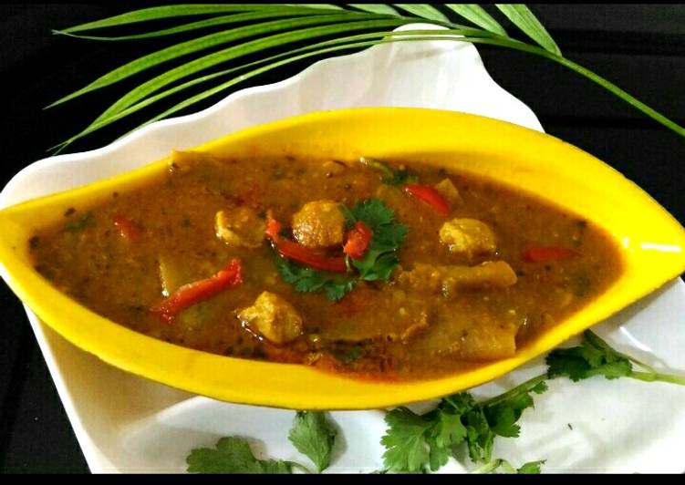 Mix lentil with soya nuggets and papad